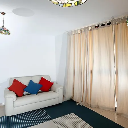 Frente Al Puerto De A 20 Metros De La Playa. Apartamento