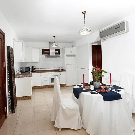 Frente Al Puerto De A 20 Metros De La Playa. Apartamento