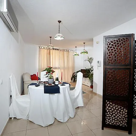 Apartamento Frente Al Puerto De A 20 Metros De La Playa.